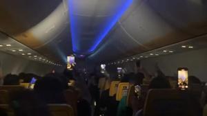 Turistas procedentes de Manchester montan una fiesta en un avión con destino a Ibiza.