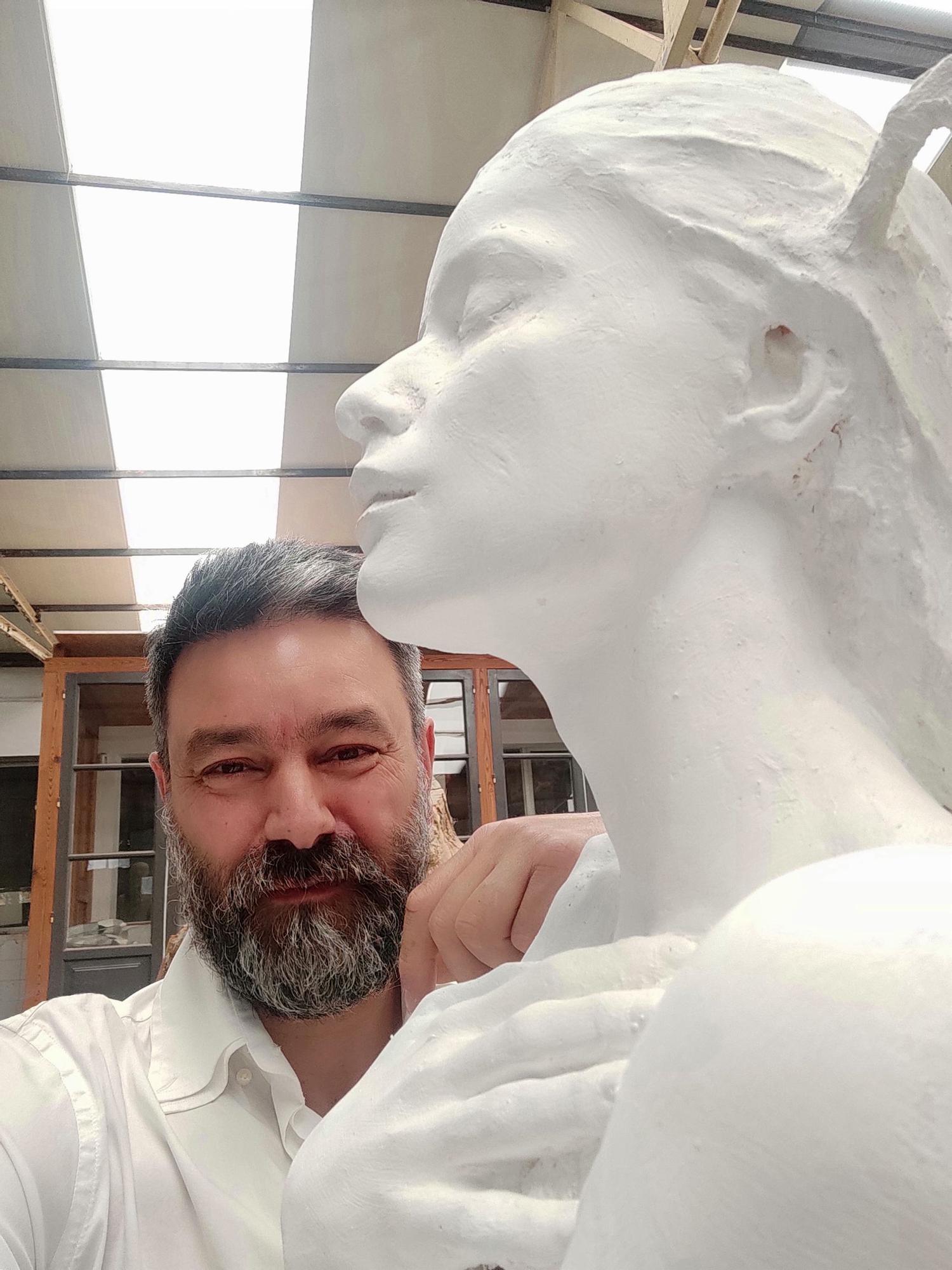 Sergio Portela con una escultura de Gea.