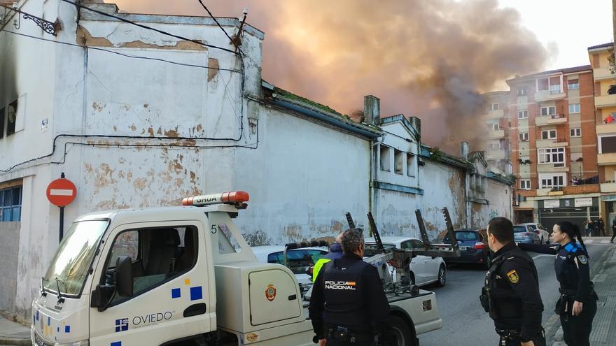 Alarma por un nuevo incendio en las naves de okupas de Almacenes Industriales en Oviedo