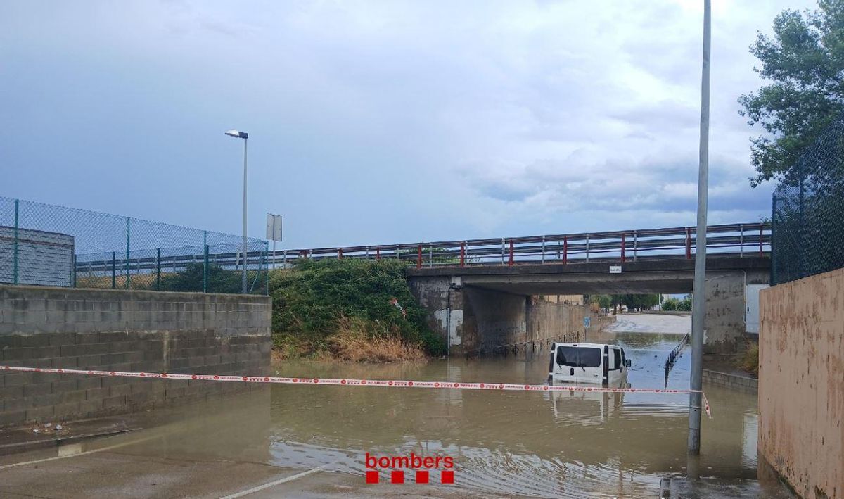 Vehículo atrapado por el agua en Vilamalla (Alt Empordà, Girona) Vehículo atrapado por el agua en Vilamalla (Alt Empordà, Girona)