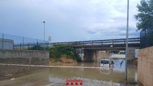 Vehículo atrapado por el agua en Vilamalla (Alt Empordà, Girona)