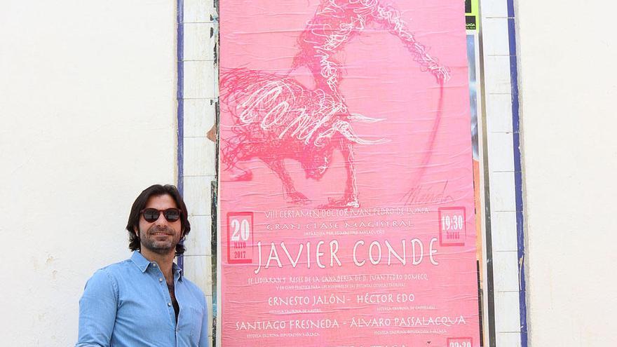 Javier Conde, junto al cartel de la clase en La Malagueta.