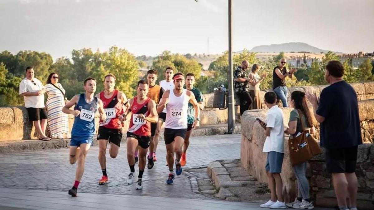Corredores participan en una edición anterior del Fondo Popular Ciudad de Mérida.