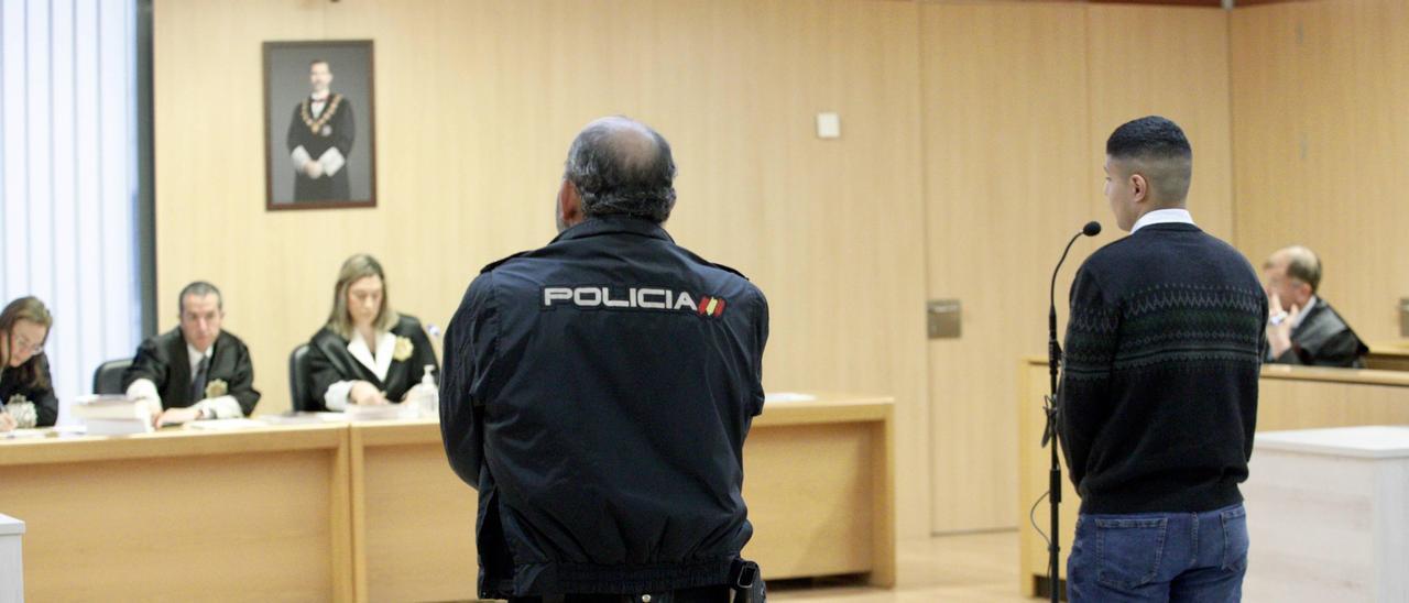 El juicio contra el marroquí que intentó matar al padre Chus en Gijón, en imágenes