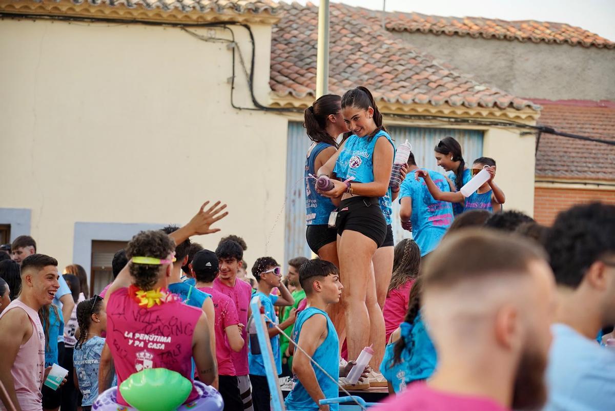 GALERÍA | Las peñas inundan Villaralbo de alegría y color