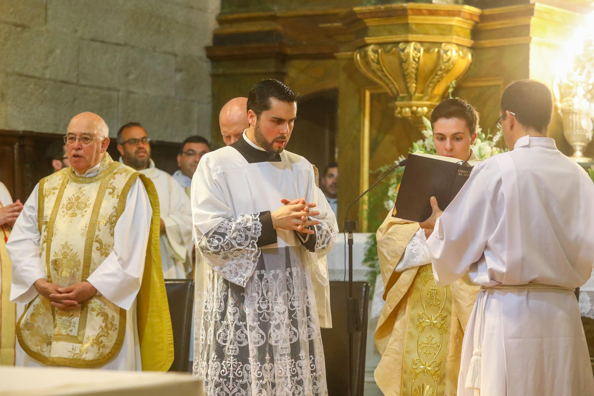 Oficia su primera misa con tan solo 24 años: así fue el multitudinario debut del sacerdote Ernesto Gómez Juanatey