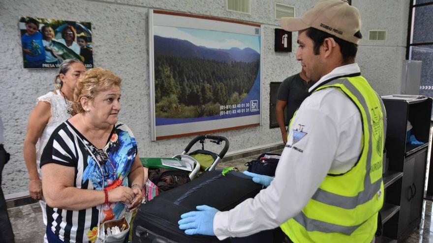 Rosa María Santamans, en la terminal aérea de Ciudad Victoria.