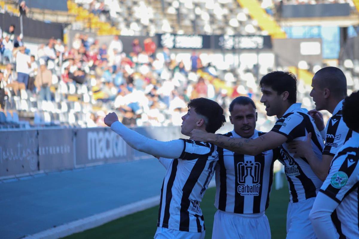 Pavón celebra ante la grada del Nuevo Vivero el primer gol del partido ante el Jerez.