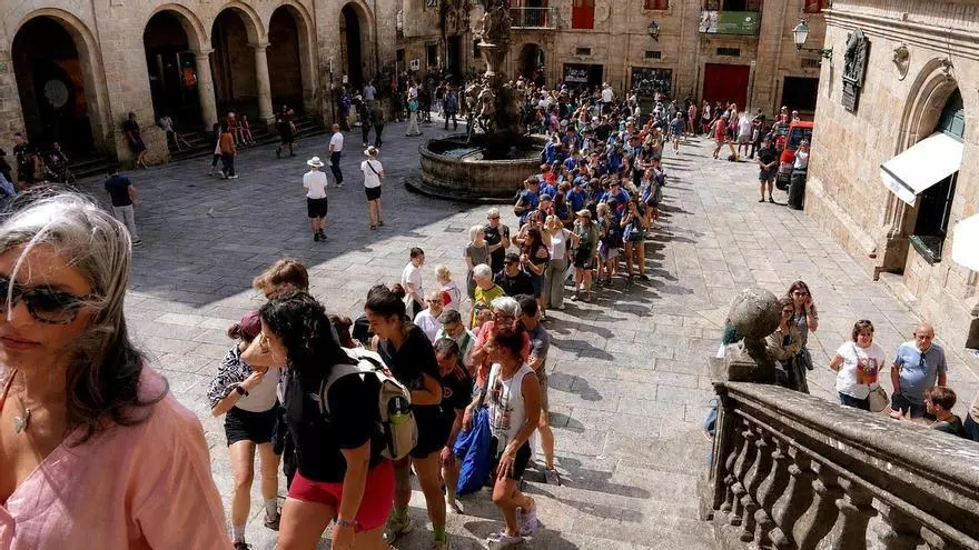 Calor y sin sombra: largas colas para entrar en la Catedral de Santiago