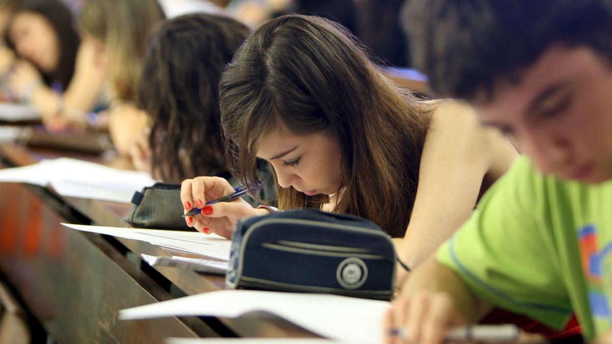 Una imagen de archivo de unos alumnos realizando un examen