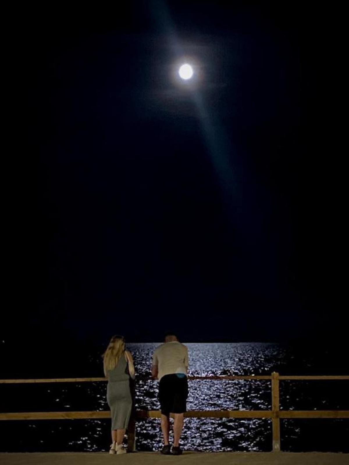 Una pareja disfrutando de la luna llena