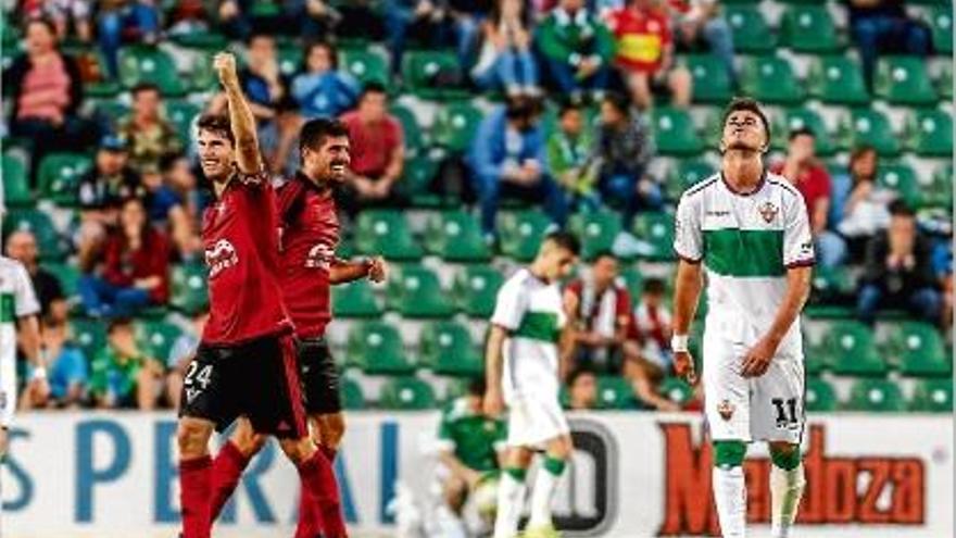 Rúper i Álex García celebren un dels quatre gols que el Mirandés va marcar al camp de l&#039;Elx.