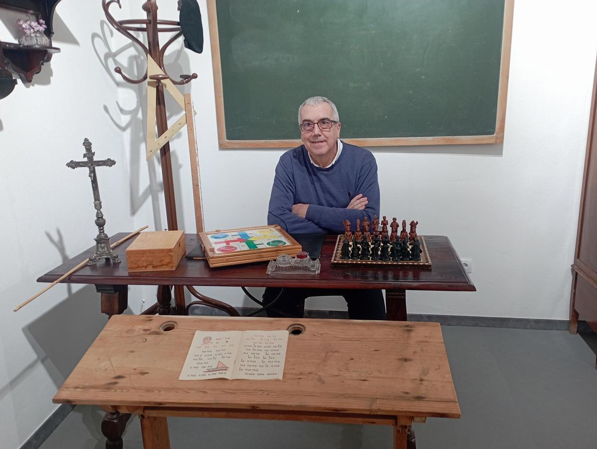 José Antonio Mañas, con un ajedrez de Don Quijote y un parchís en el aula ‘multiépoca’ del Museo Andaluz de la Educación.