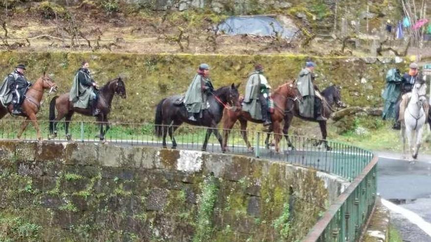 Los Cabaleiros de Lalín, ayer, en el Camiño da Geira.