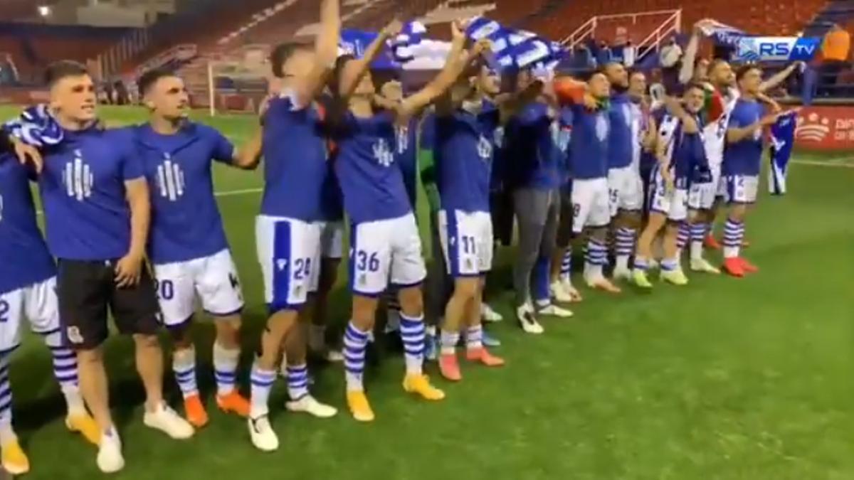 Los jugadores de la Real Sociedad B celebran el ascenso a Segunda División