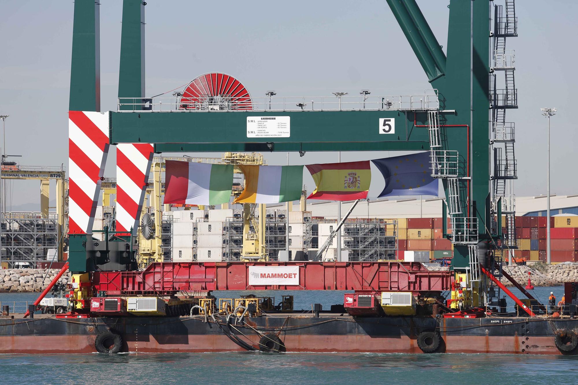 Espectacular traslado por mar de una nueva grúa en el Puerto de València