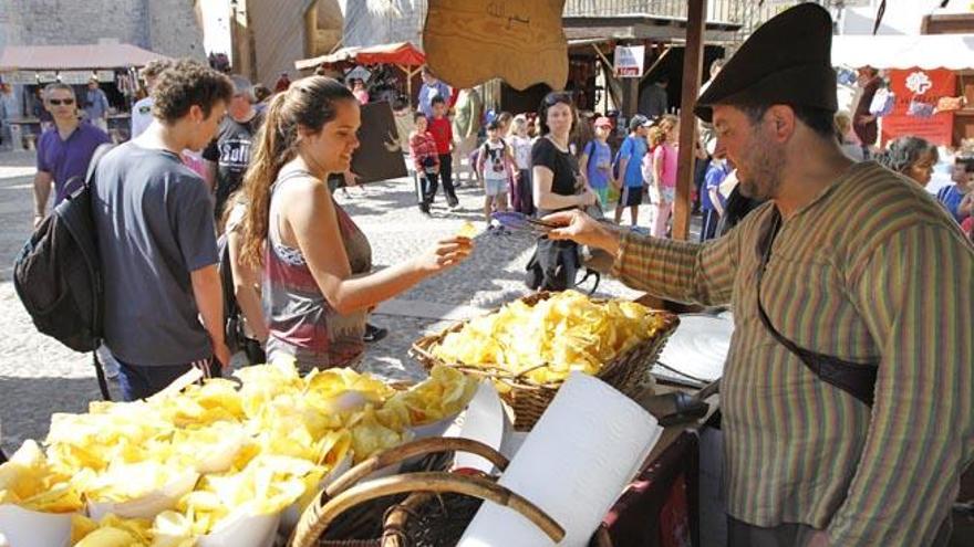 Los puestos de comida son uno de los atractivos de la feria, aunque muchos restauradores los critican.