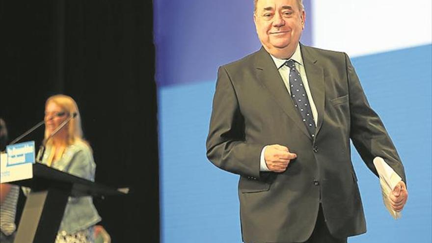 El exprimer ministro escocés Salmond, denunciado por acoso