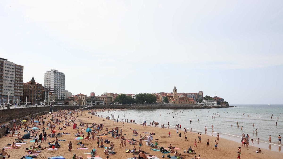 El calor sigue sin dar tregua en Gijón (en imágenes)