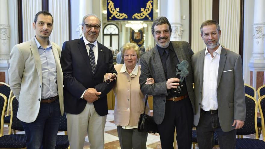 Los humoristas gráficos premiados, ayer con María Pladena, viuda de Elgar, a quien está dedicado el certamen nacional.