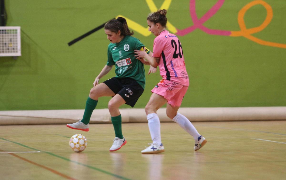 María regatea ante Elvi. / FdV