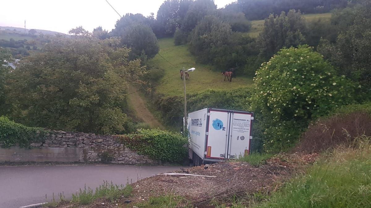 Las ratoneras del GPS: dos camiones atrapados en una semana en el camino rural de Sotiello al polígono de Somonte