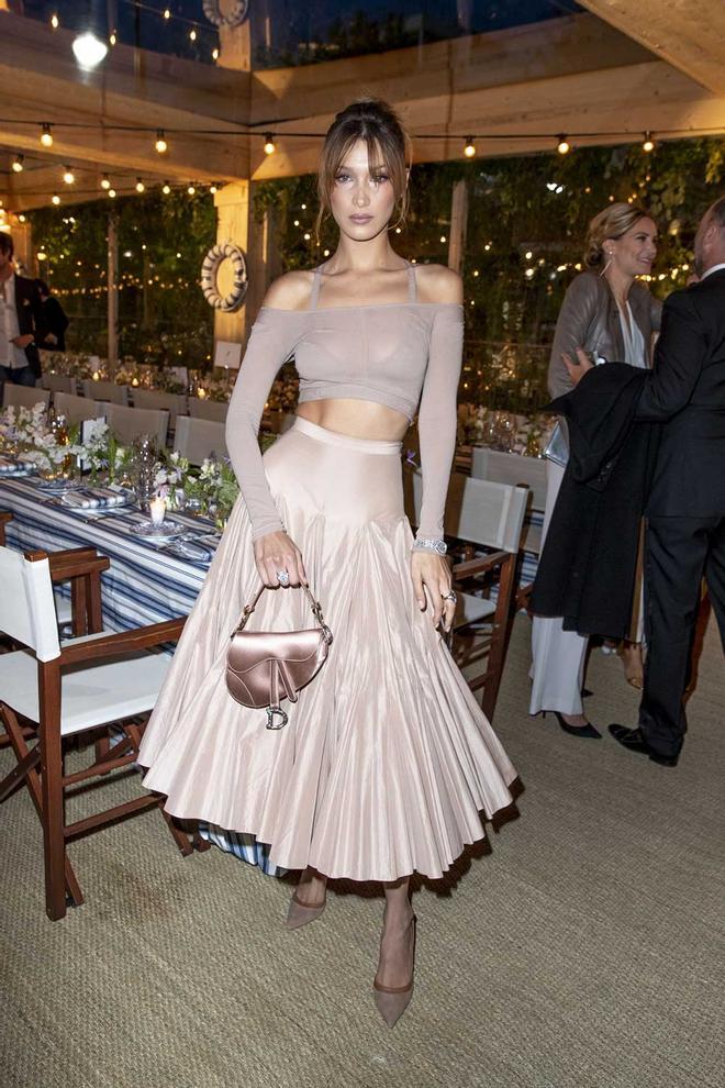 Bella Hadid lleva en Cannes el look perfecto para una cena formal