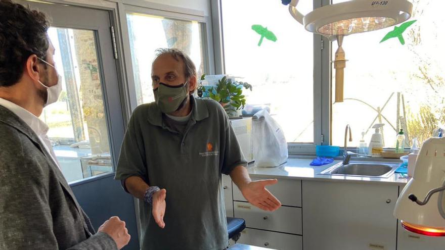 El conseller de Territori, Damià Calvet, visitant les noves instal·lacions del Centre de Fauna dels Aiguamolls.