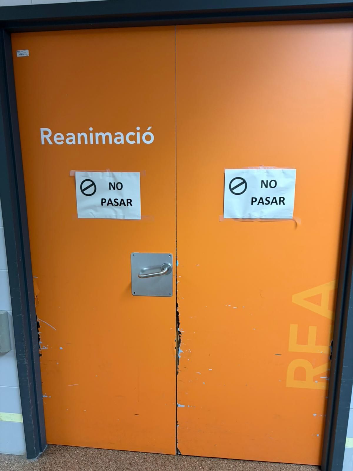 Sala de reanimación de Urgencias acotada en el hospital de Alzira.