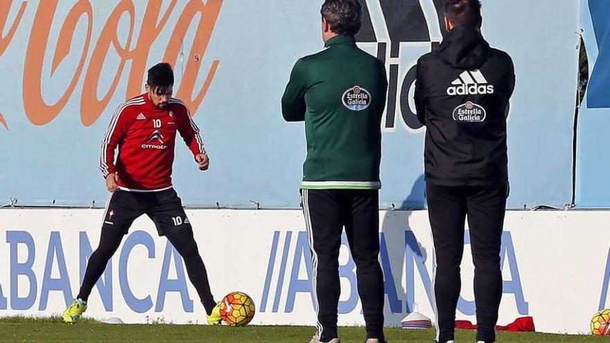 Berizzo y el jefe de los servicios médicos del Celta, Juan José García Cota, observan a Nolito en el entrenamiento de ayer. // Marta G.Brea