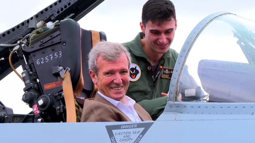Rueda visita el aeródromo militar de Santiago en su 90 aniversario