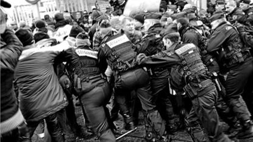 La policía francesa carga contra un grupo de manifestantes ayer cerca de París.