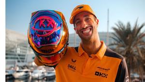 Ricciardo, con el casco que lució en su despedida de McLaren en Abu Dhabi