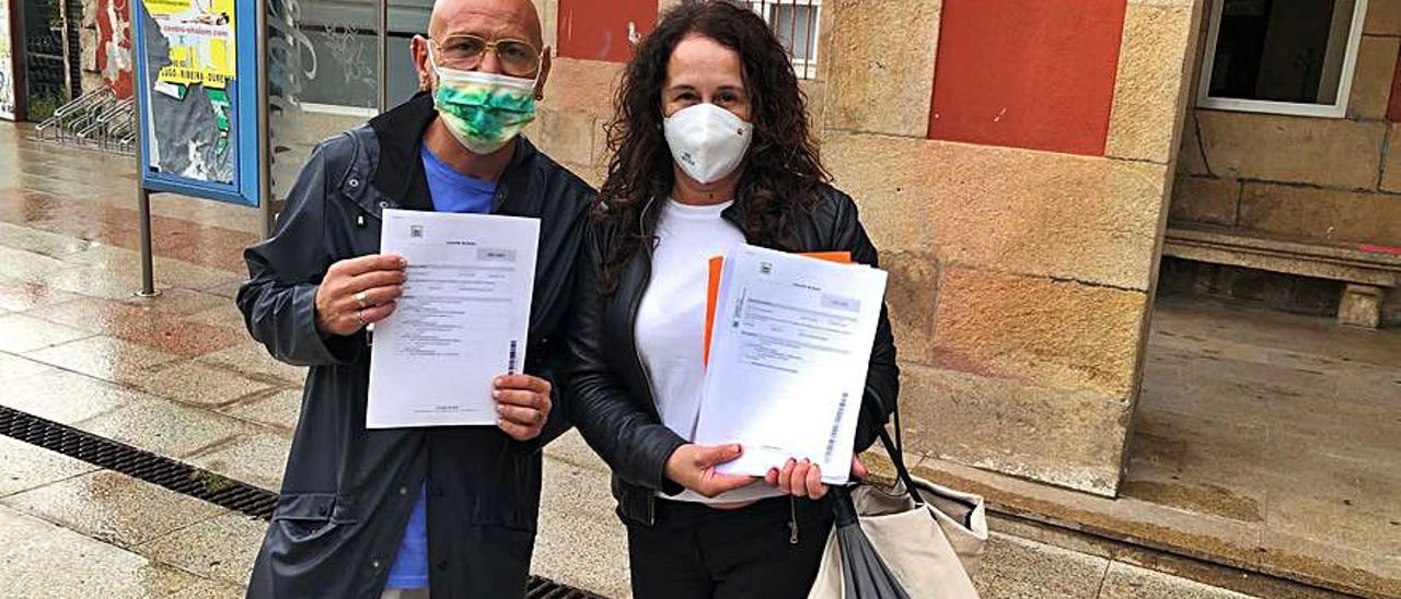 Carlos Prado y Patricia Martínez, con las firmas en el Concello.