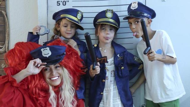 Tres niños se disfrazan de policías. | FOTOS: EVOLOVE