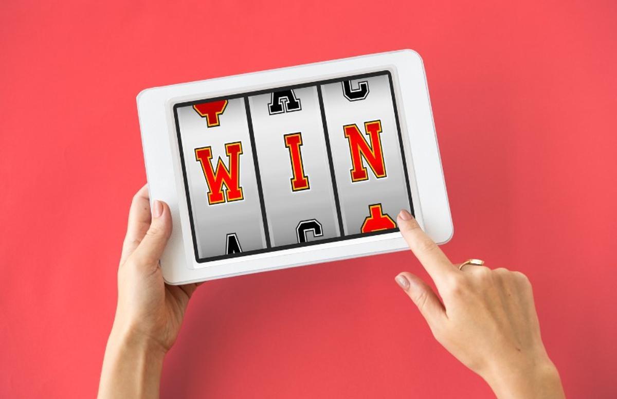 Persona ganando en una slot de un casino online móvil.