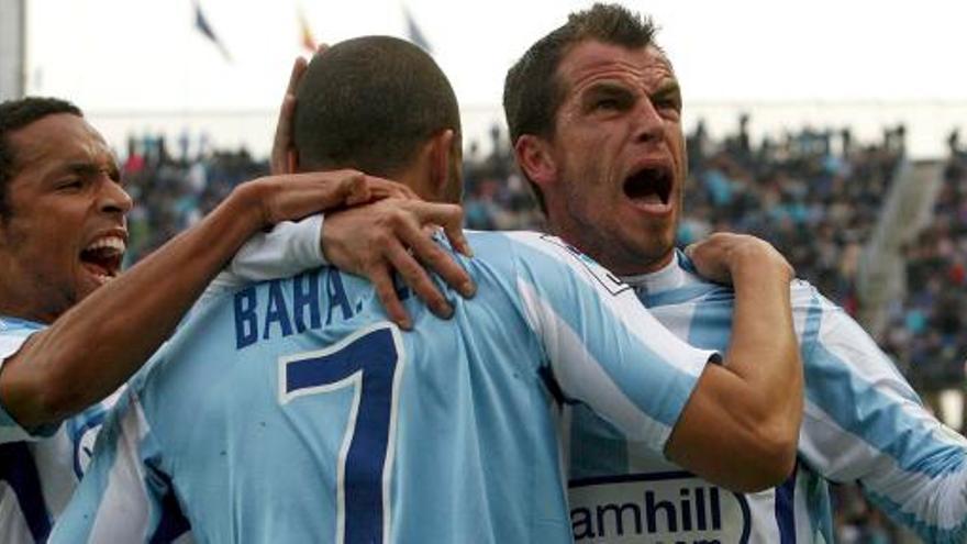 Los jugadores del Málaga celebran el primer tanto de Baha.