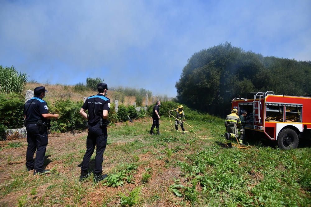 Despliegue contra un incendio cerca de casas en Lérez, Pontevedra