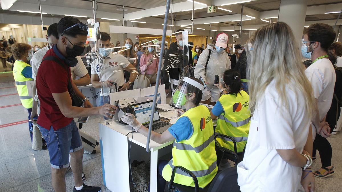 Lectura del certificado COVID en el aeropuerto de Palma Lectura del certificado COVID en el aeropuerto de Palma