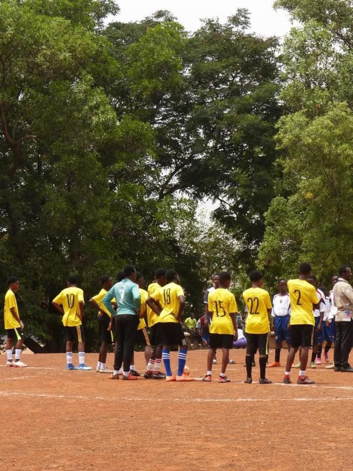 Jóvenes ghaneses en un partido, con la equipación amarilla del Club Deportivo El Campello