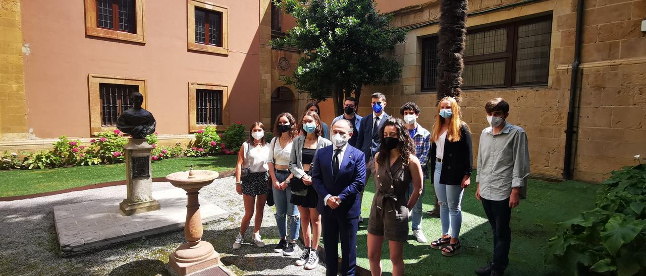 El rector de la Universidad de Oviedo recibe en el Edificio Histórico a los alumnos con las notas más altas de la selectividad asturiana