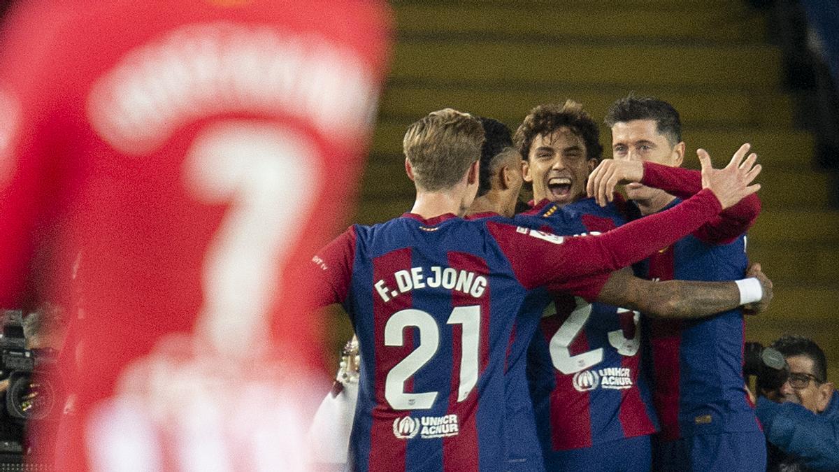 Joao Féli felicitado  tras su gol  ante el Atlético de Madrid.