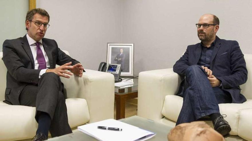 Feijóo, a la izquierda, durante su reunión con Noriega, ayer en el Parlamento de Galicia. // Óscar Corral