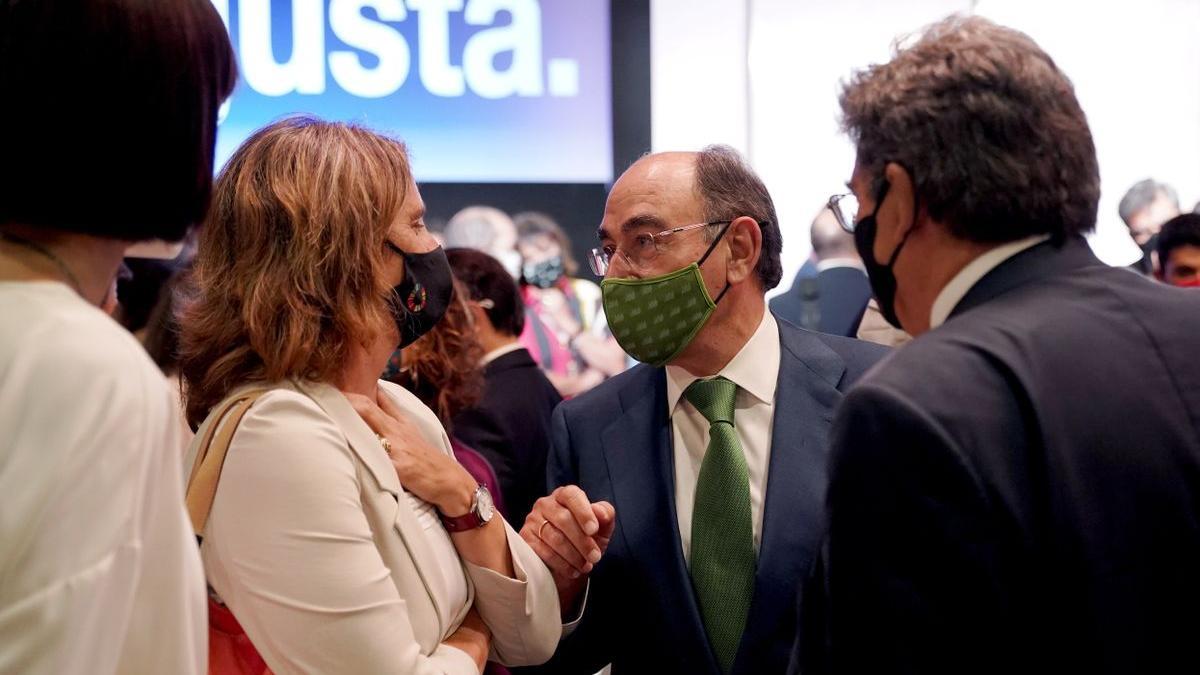 Teresa Ribera, ministra de Transición Ecológica, conversa con José Ignacio Sánchez Galán, presidente de Iberdrola, en presencia del ministro de Seguridad Social, José Luis Escrivá.