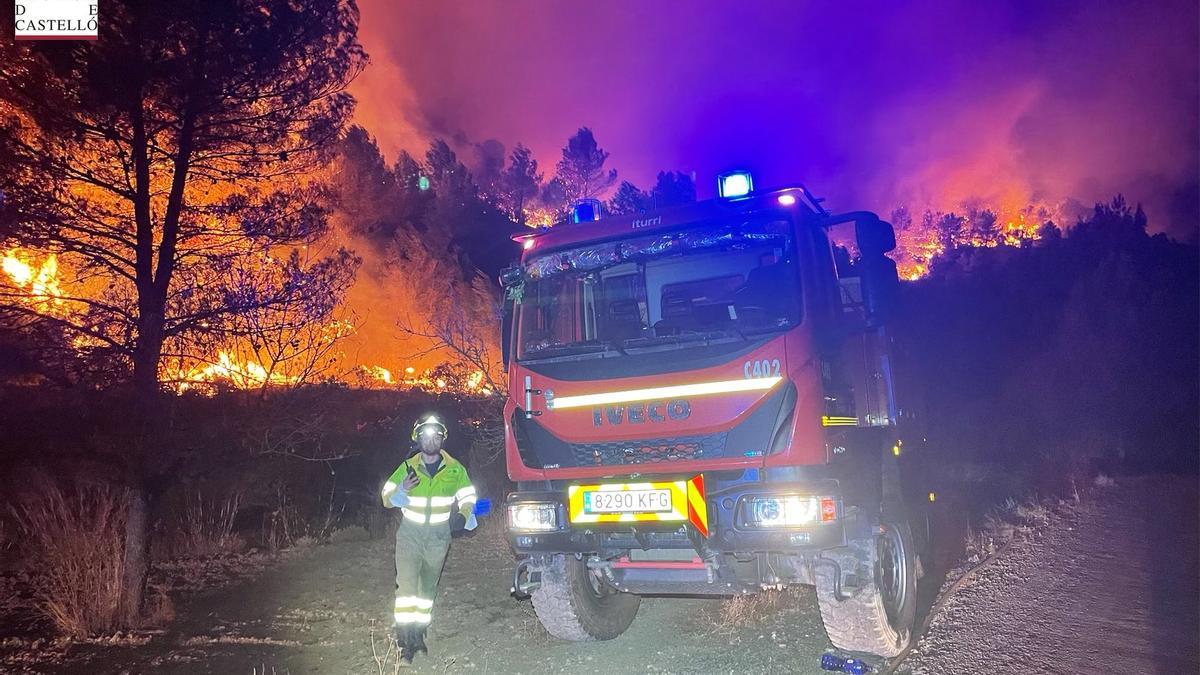 Sobre las 2.30 del domingo, hubo un cambio de viento que complicó hasta el extremo las tareas de extinción, descontrolando el incendio.