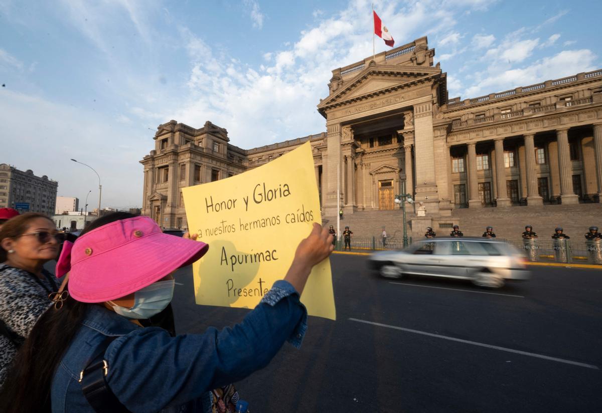 Opositores al Gobierno de Dina Boluarte protesta frente al Palacio de Justicia de Lima.