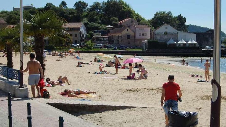 Unos bañistas disfrutan de la playa de Arealonga, el principal arenal de Chapela. // FdV