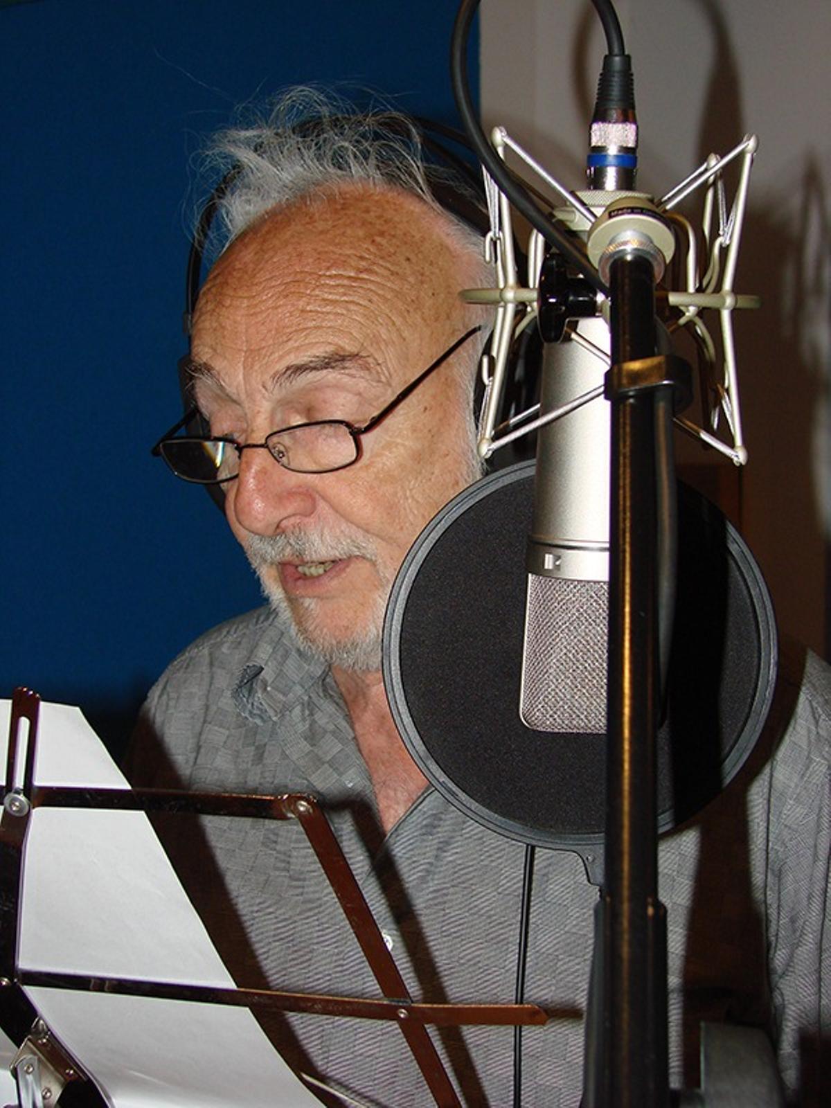 Héctor Alterio durante la grabación para el disco de Juan Carlos Cambas.