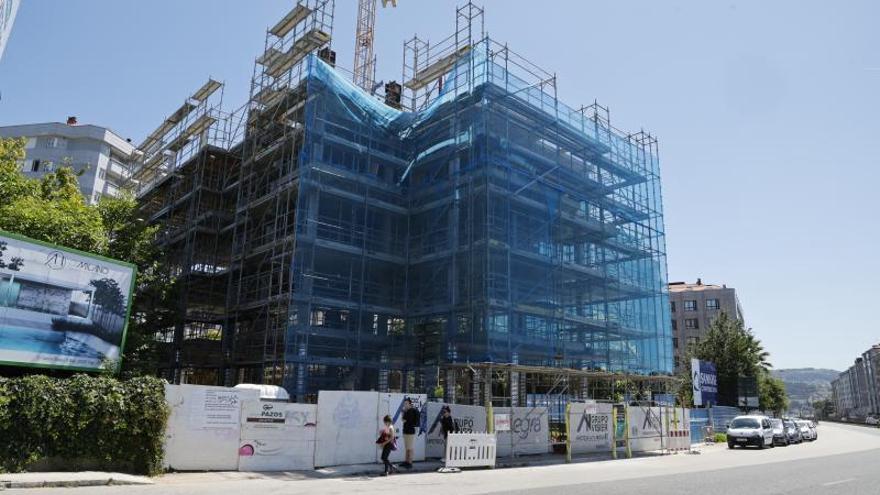 Edificio en construcción en el número 11 de la avenida de Madrid, cerca de la Praza de España.