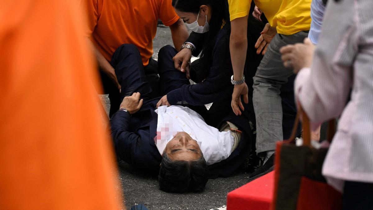 El ex primer ministro japonés Shinzo Abe yace en el suelo tras recibir un disparo durante una campaña electoral en Nara.